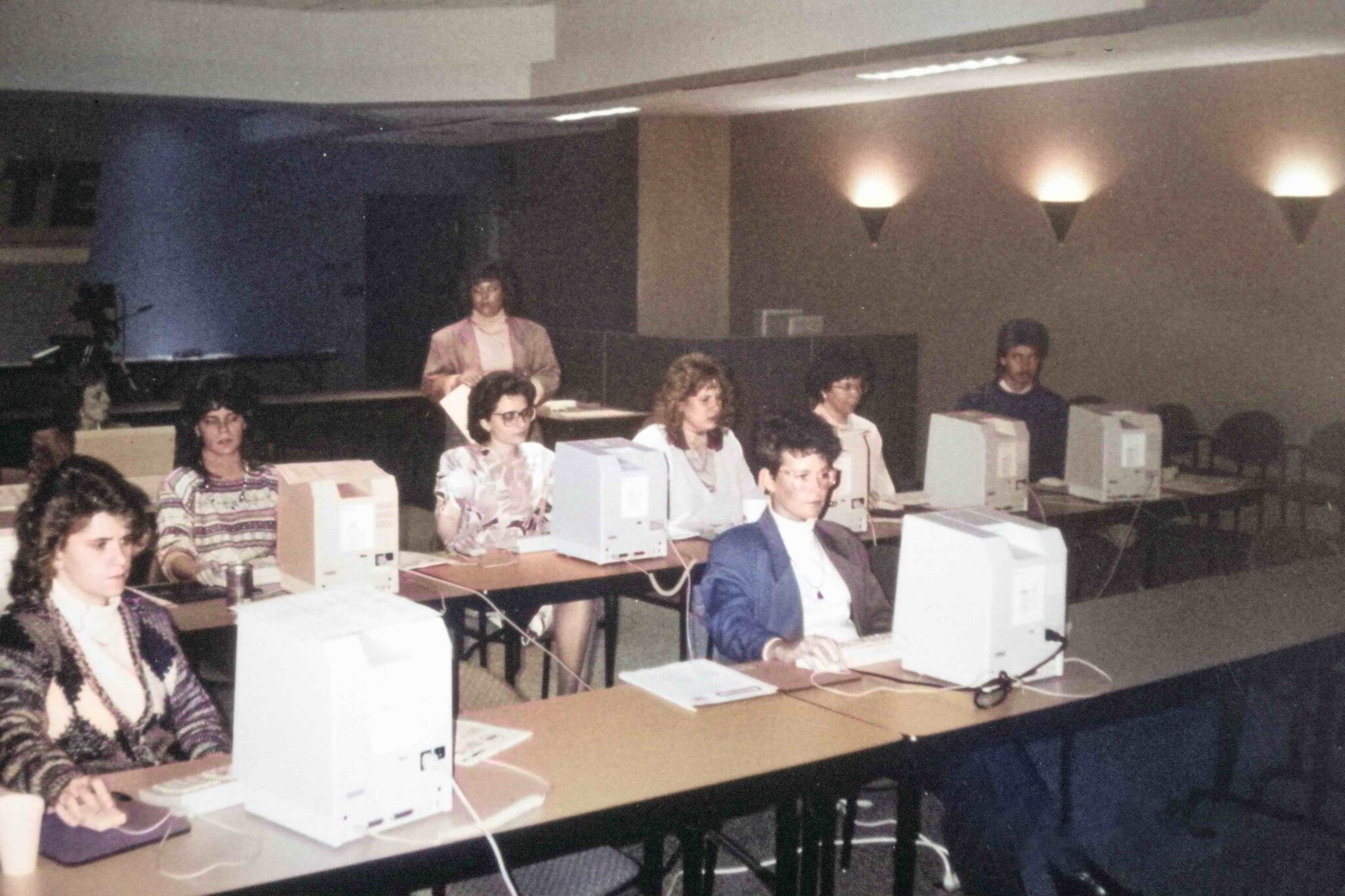 1989 image of female Korte employees in a computer room, working at individual desktop computers.